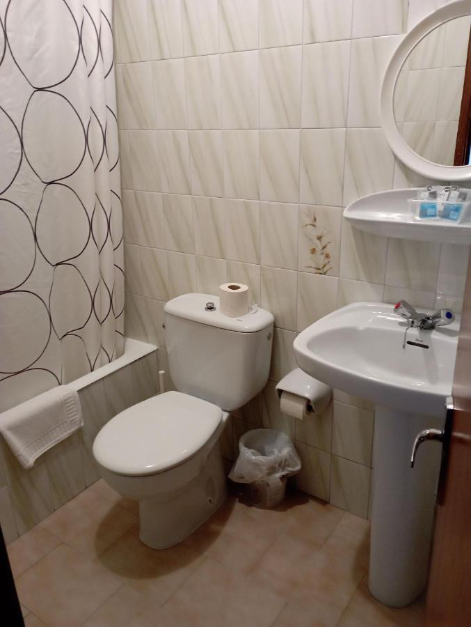 Room In Lodge - Double And Single Room - Pension Oria 1 Luarca Exteriör bild