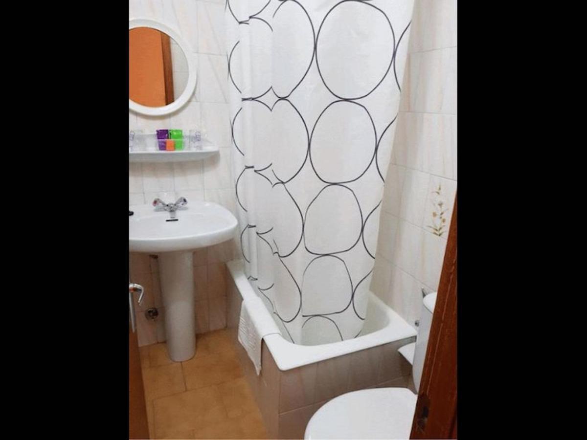 Room In Lodge - Double And Single Room - Pension Oria 1 Luarca Exteriör bild
