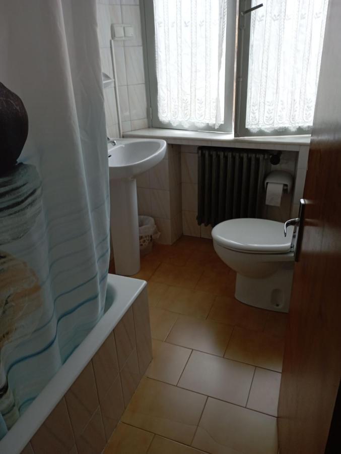 Room In Lodge - Double And Single Room - Pension Oria 1 Luarca Exteriör bild