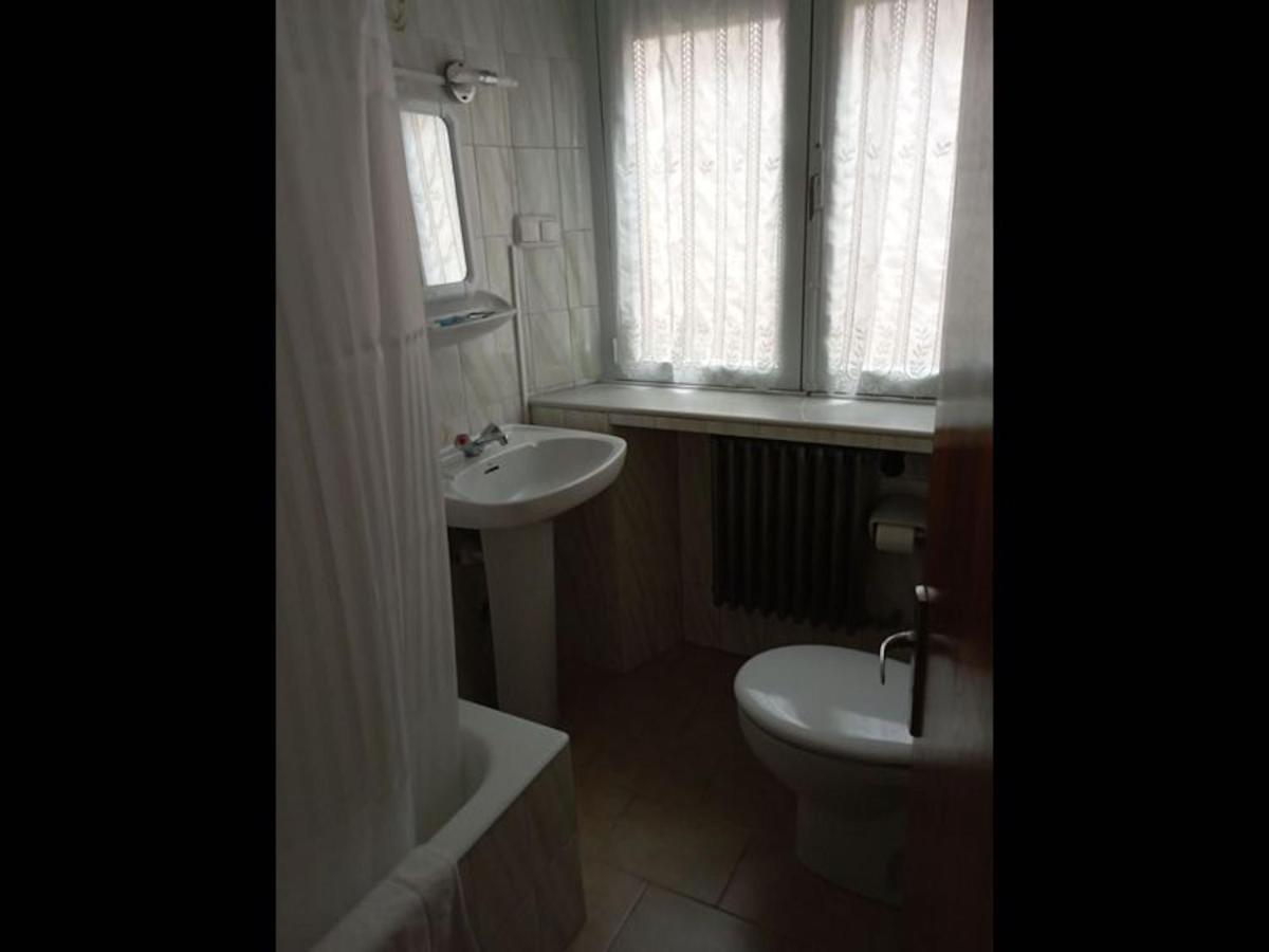 Room In Lodge - Double And Single Room - Pension Oria 1 Luarca Exteriör bild